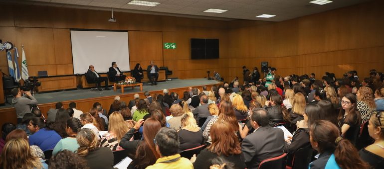 El gobernador expuso sobre la importancia del trabajo en un panel de la Semana Social